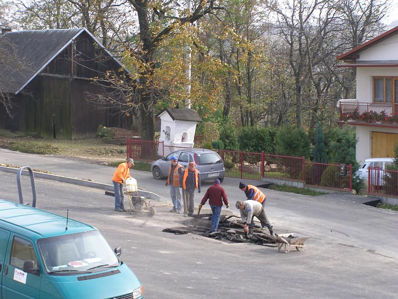 7f 27 pazdziernika_15.jpg - A co tam, jedna dziura w tę, jedna w tę. Wycinanki fajna rzecz. Przecież teraz jest w innym miejscu. Pewnie inna woda...